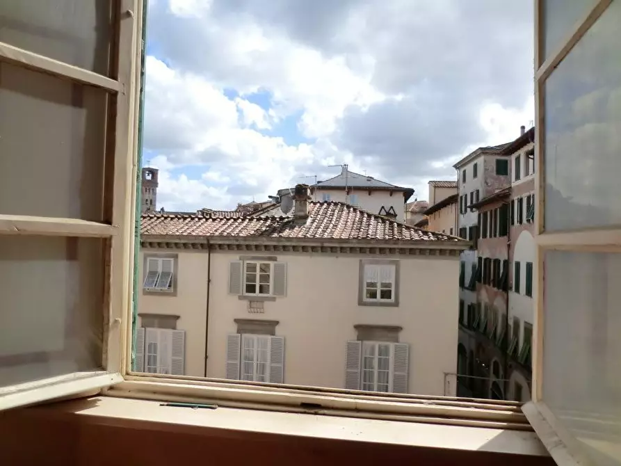 Immagine 17 di Appartamento in vendita  a Lucca