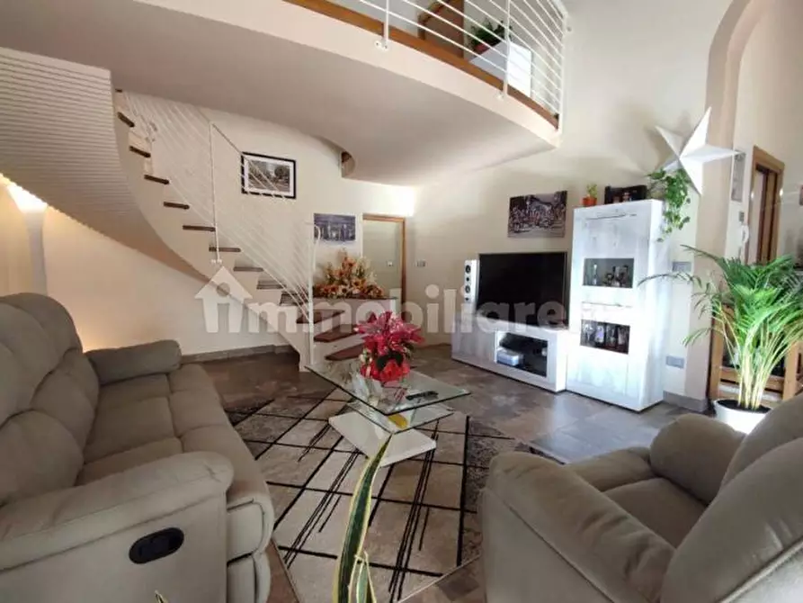 Immagine 2 di Villa in vendita  a Capannori