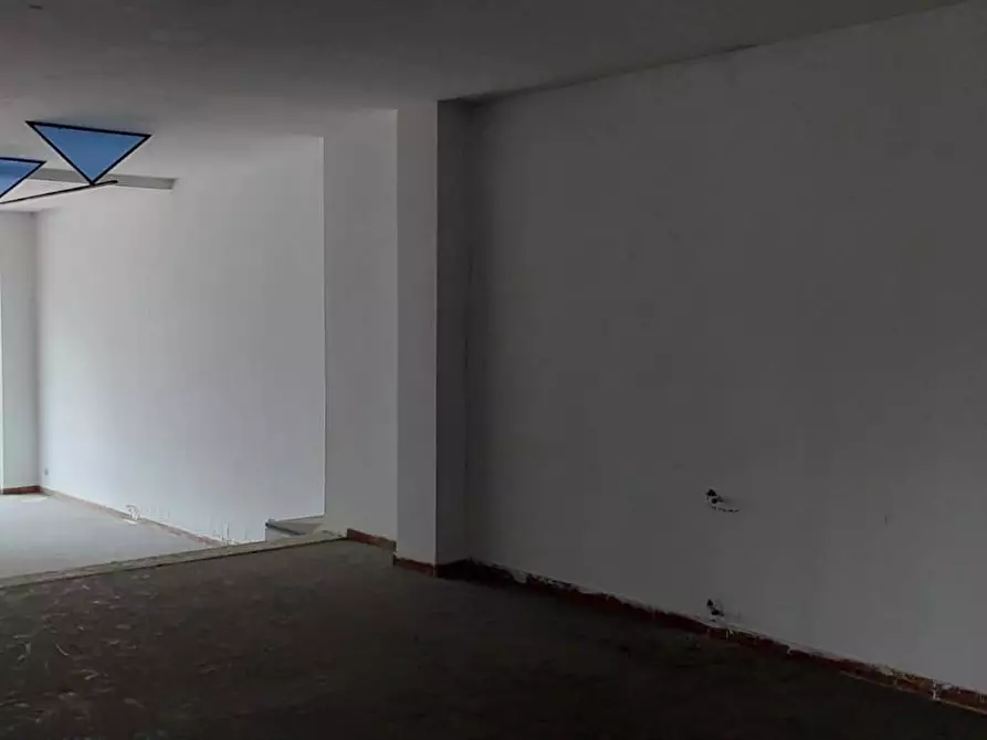 Immagine 6 di Locale commerciale in vendita  a Carrara