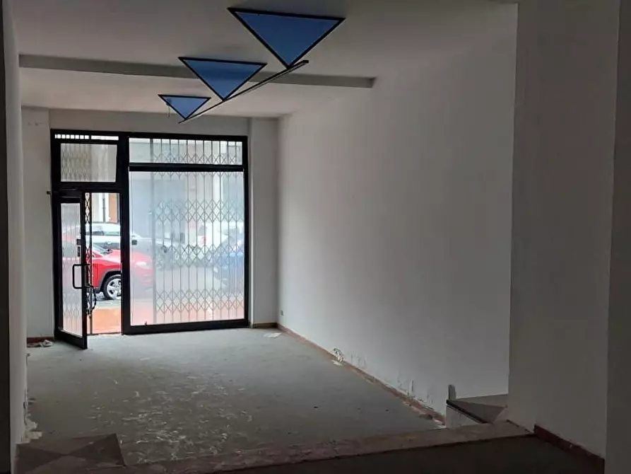 Immagine 4 di Locale commerciale in vendita  a Carrara