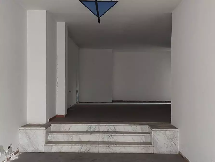 Immagine 3 di Locale commerciale in vendita  a Carrara