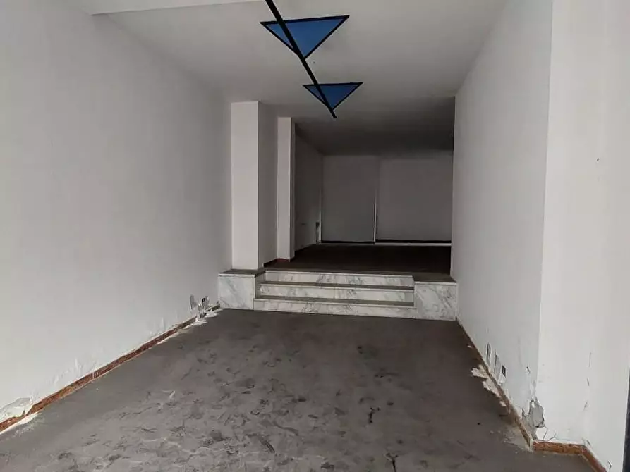 Immagine 2 di Locale commerciale in vendita  a Carrara