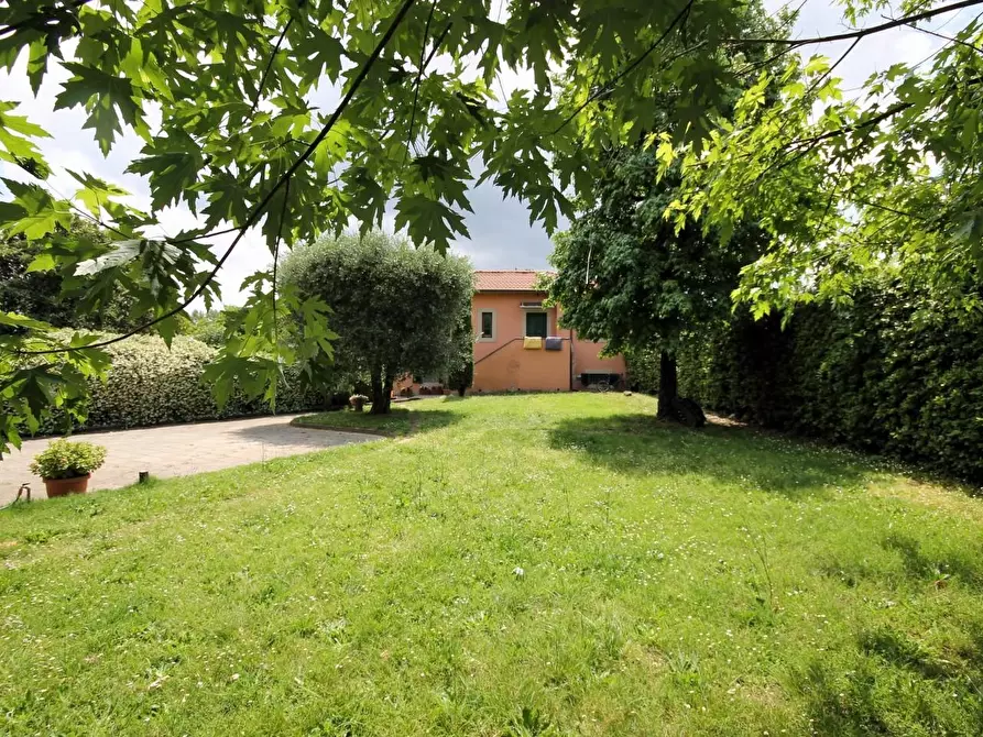 Immagine 2 di Villa in vendita  a Capannori