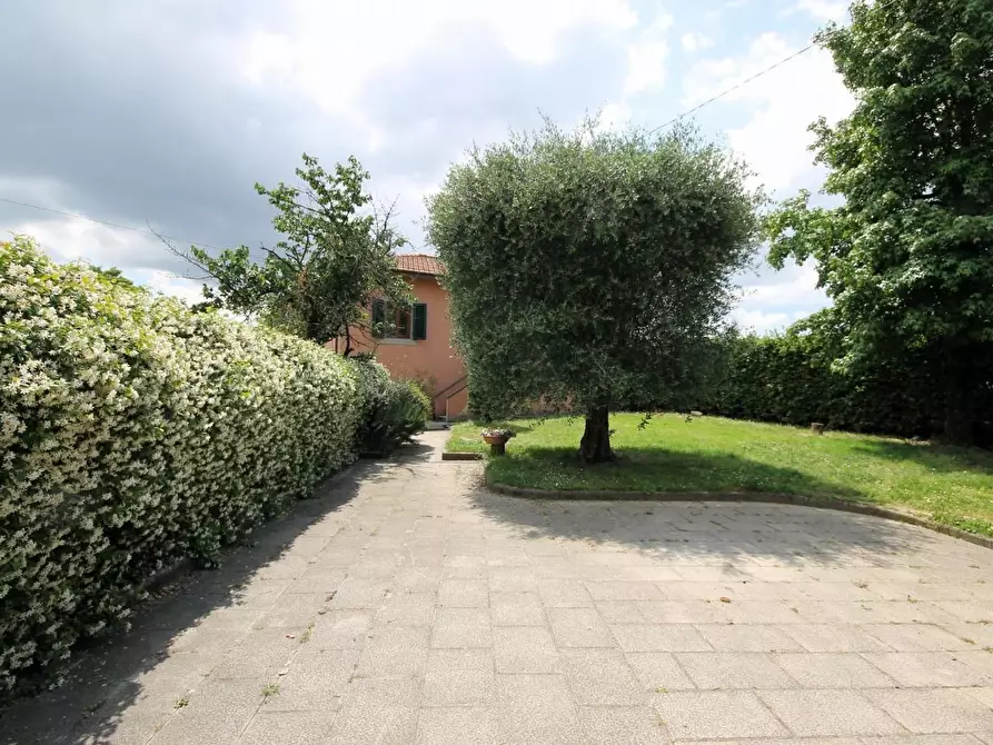 Immagine 3 di Villa in vendita  a Capannori