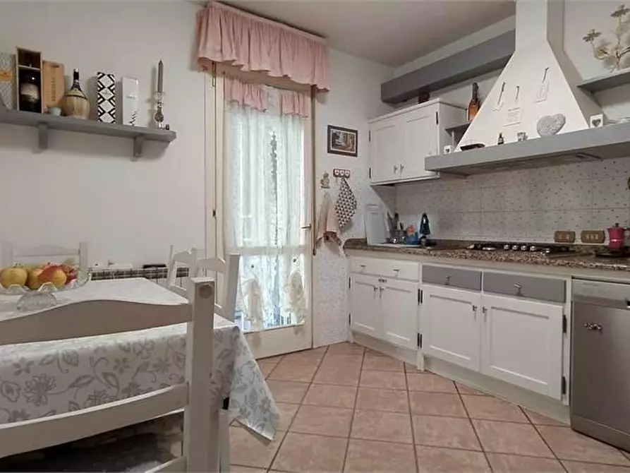Immagine 1 di Appartamento in vendita  a Viareggio