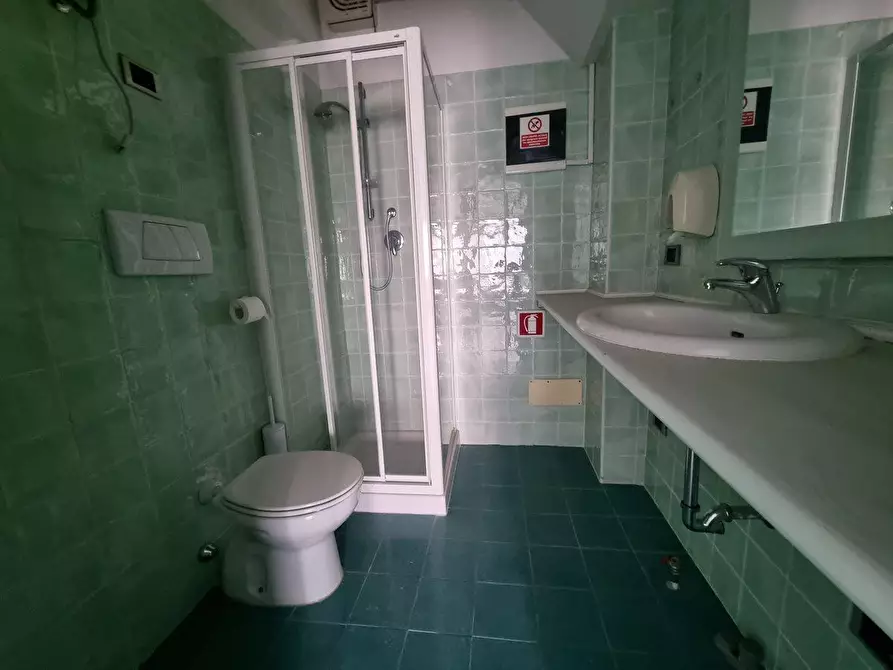 Immagine 6 di Ufficio in vendita  a Massa