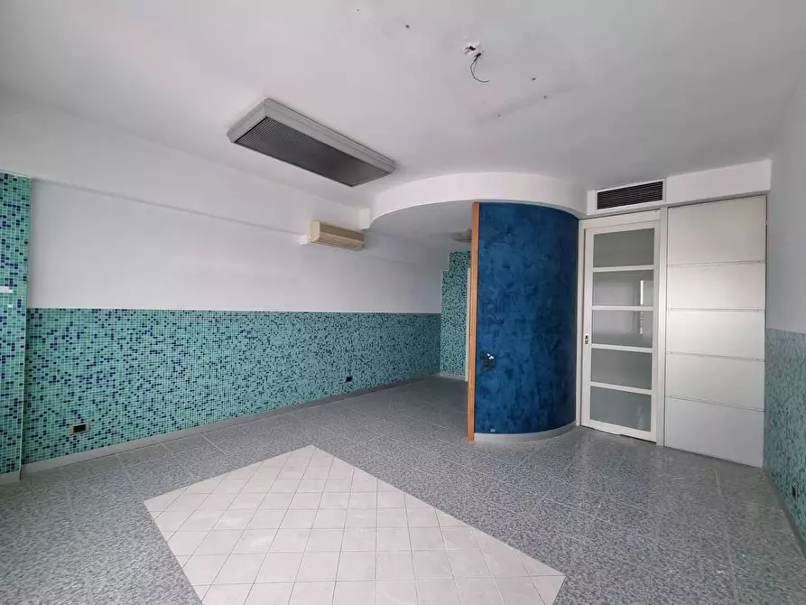 Immagine 3 di Ufficio in vendita  a Massa