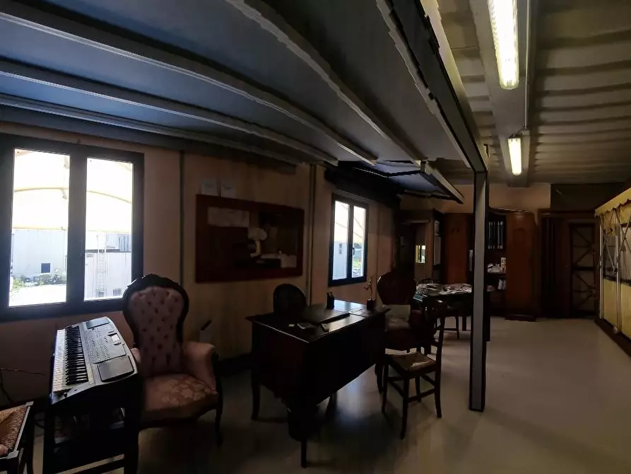 Immagine 37 di Capannone industriale in vendita  a Livorno