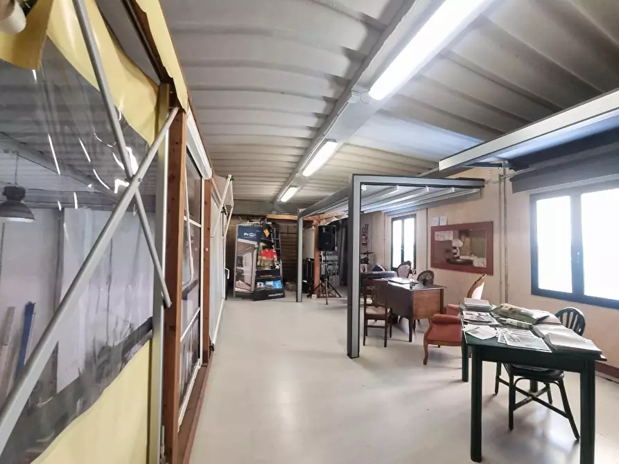 Immagine 35 di Capannone industriale in vendita  a Livorno