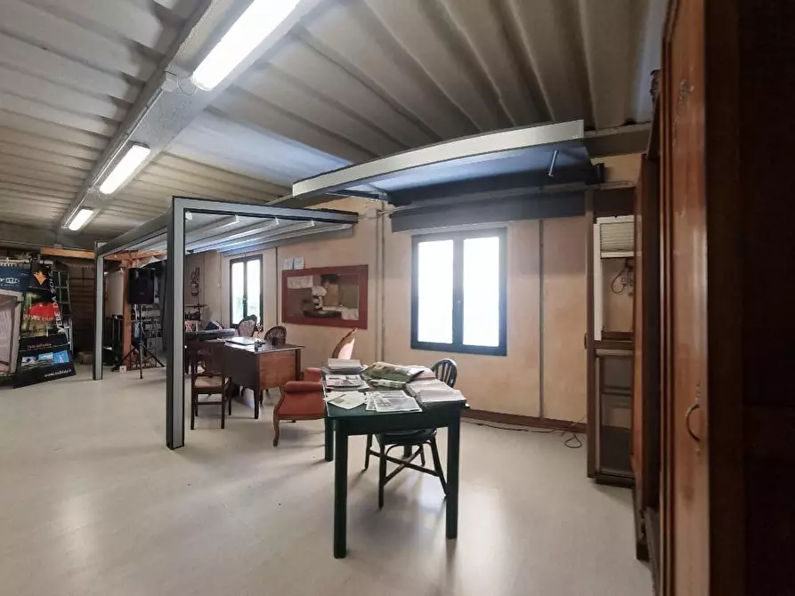 Immagine 34 di Capannone industriale in vendita  a Livorno