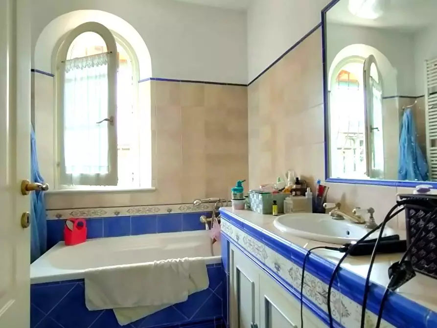 Immagine 10 di Villa in vendita  a Massa