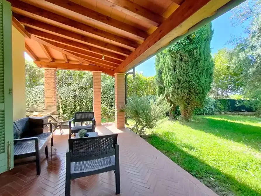Immagine 4 di Villa in vendita  a Massa