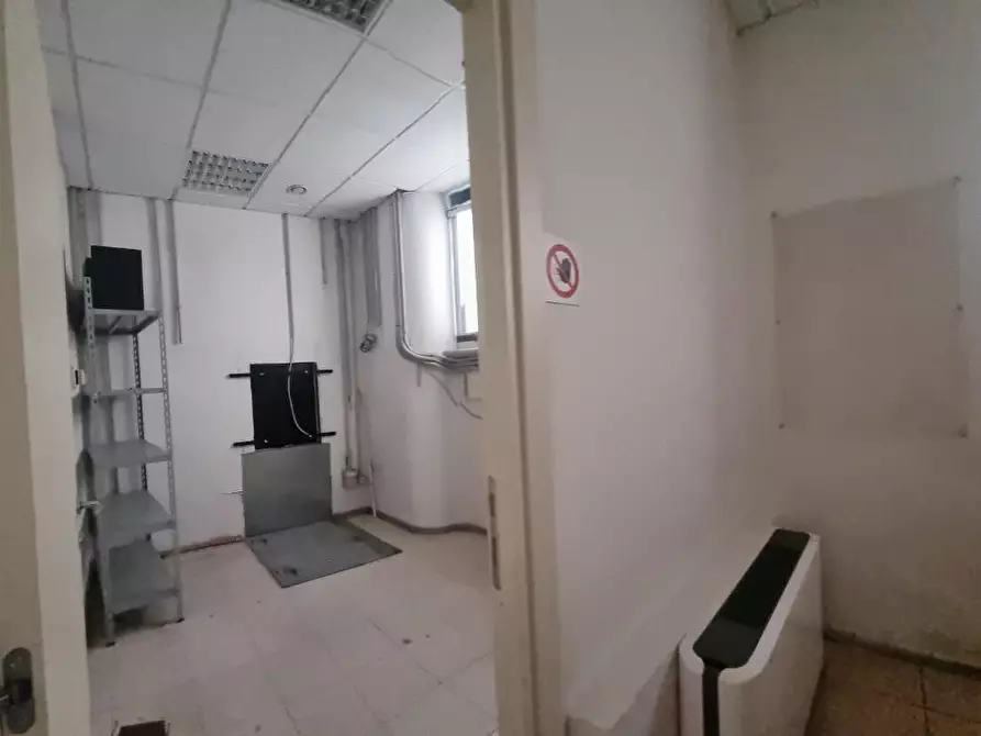 Immagine 36 di Locale commerciale in affitto  a Livorno