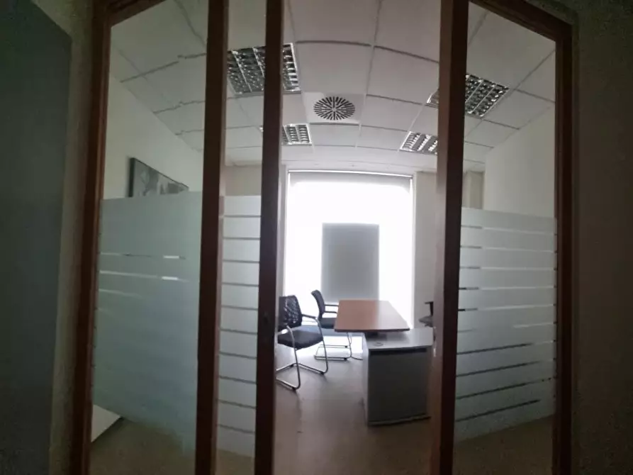 Immagine 11 di Locale commerciale in affitto  a Livorno