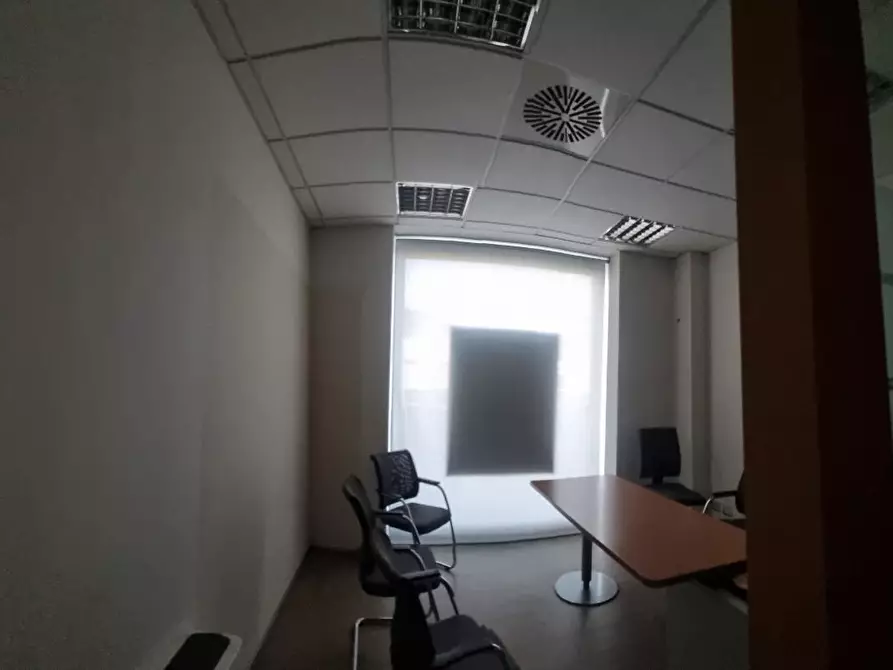 Immagine 13 di Locale commerciale in affitto  a Livorno