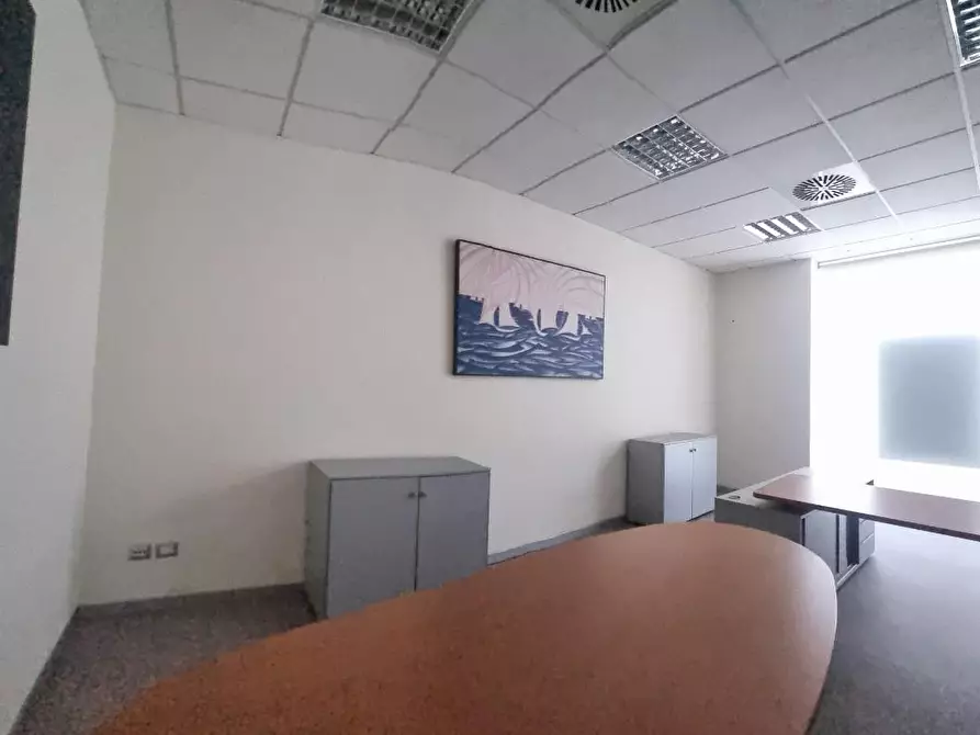 Immagine 15 di Locale commerciale in affitto  a Livorno