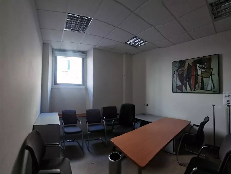 Immagine 28 di Locale commerciale in affitto  a Livorno
