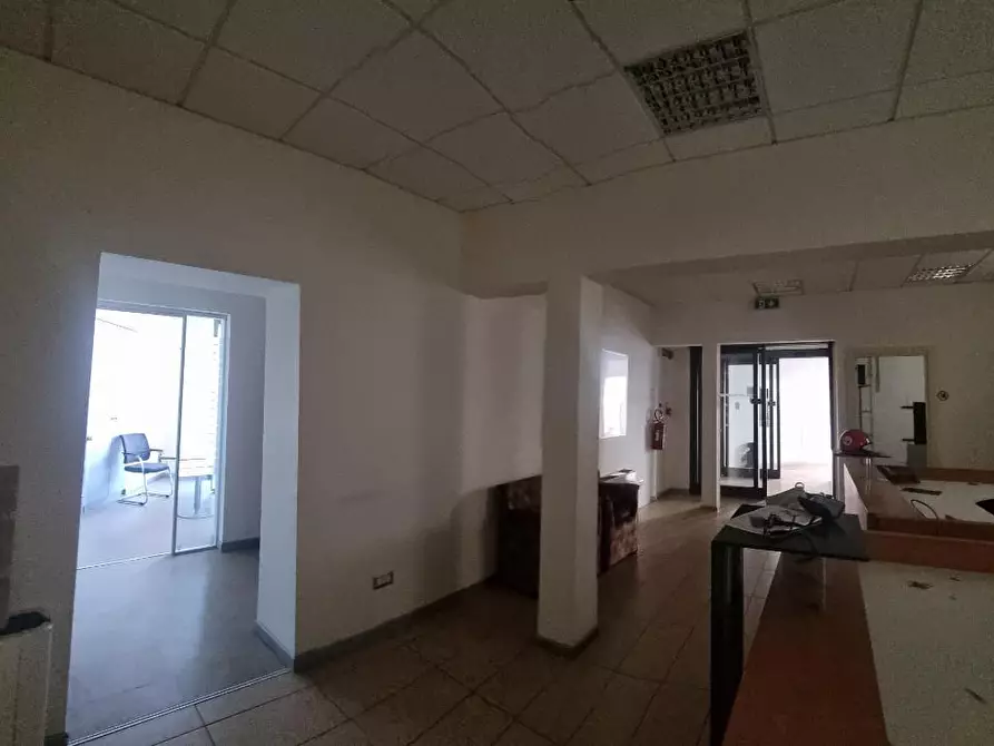 Immagine 32 di Locale commerciale in affitto  a Livorno