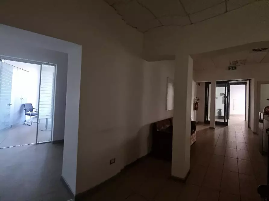 Immagine 34 di Locale commerciale in affitto  a Livorno