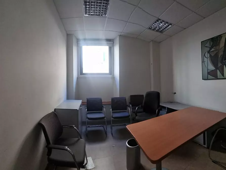 Immagine 30 di Locale commerciale in affitto  a Livorno