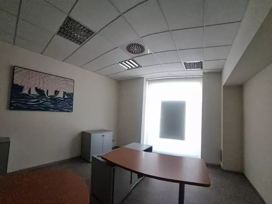 Immagine 17 di Locale commerciale in affitto  a Livorno