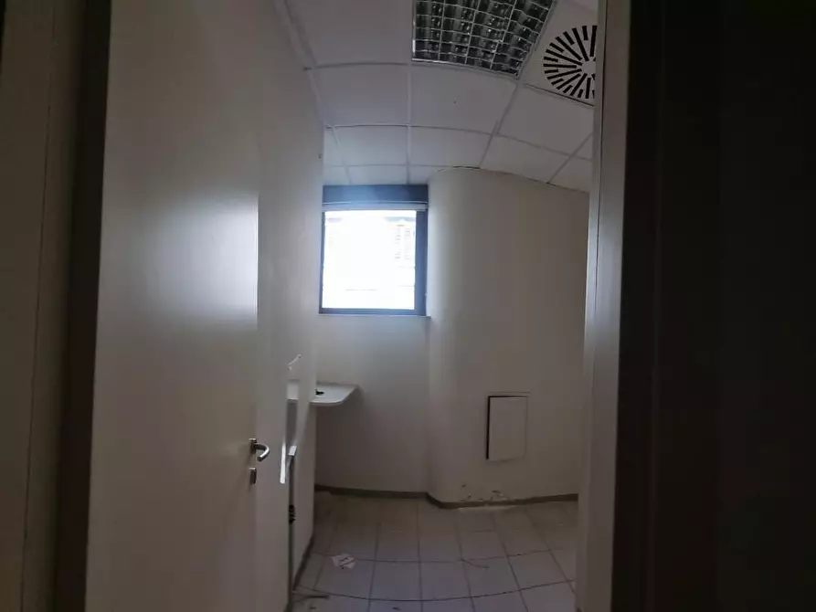 Immagine 25 di Locale commerciale in affitto  a Livorno