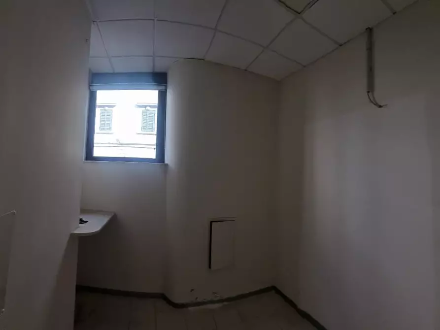 Immagine 26 di Locale commerciale in affitto  a Livorno