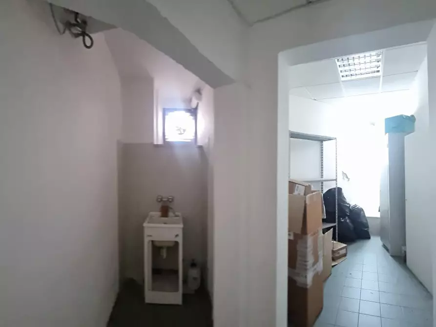 Immagine 8 di Locale commerciale in affitto  a Livorno
