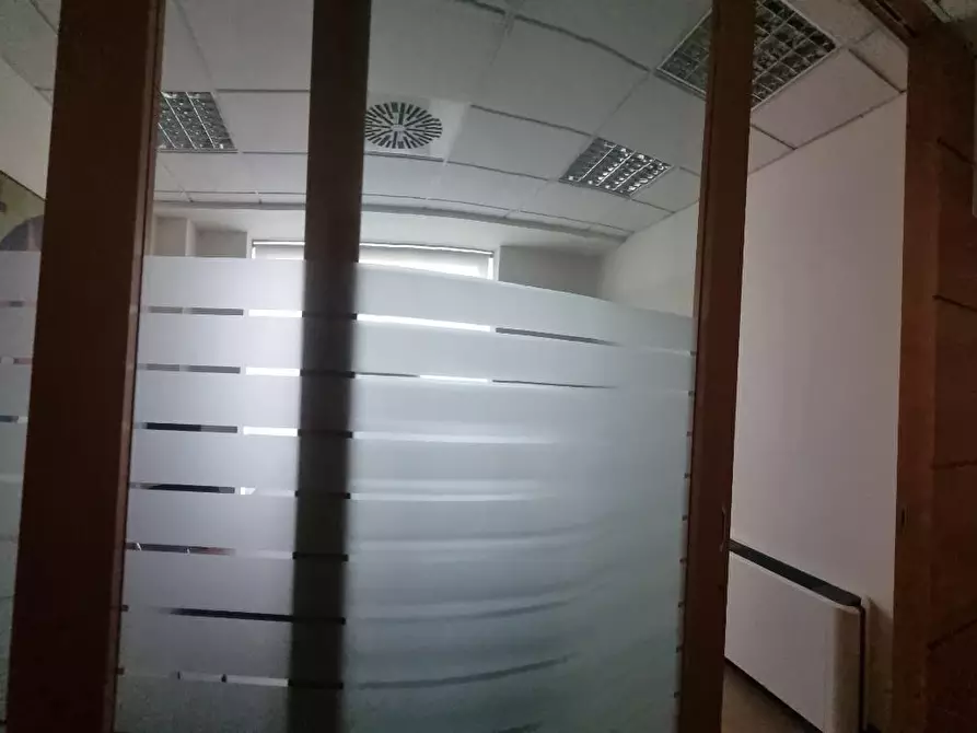 Immagine 19 di Locale commerciale in affitto  a Livorno