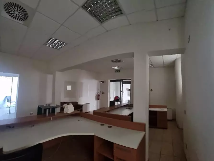 Immagine 3 di Locale commerciale in affitto  a Livorno