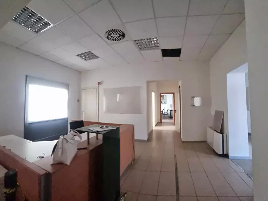 Immagine 38 di Locale commerciale in affitto  a Livorno