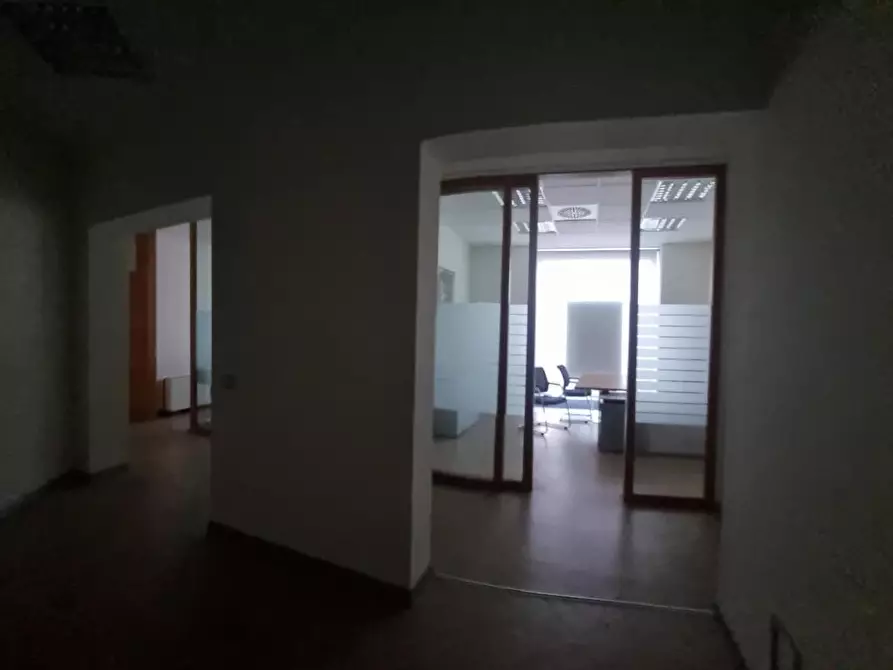 Immagine 10 di Locale commerciale in affitto  a Livorno