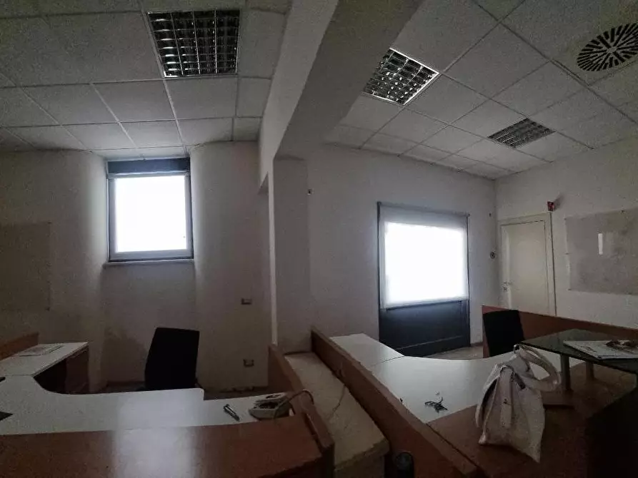 Immagine 37 di Locale commerciale in affitto  a Livorno