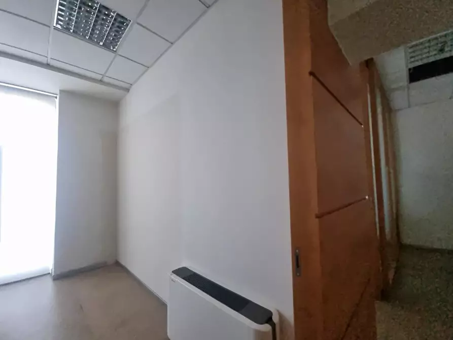 Immagine 21 di Locale commerciale in affitto  a Livorno