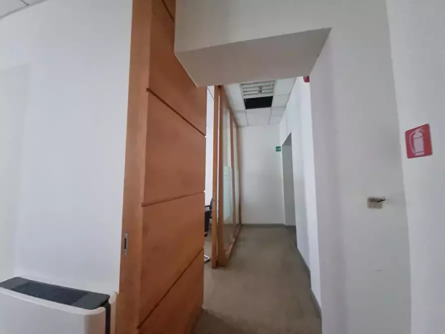 Immagine 22 di Locale commerciale in affitto  a Livorno