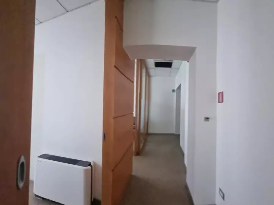 Immagine 23 di Locale commerciale in affitto  a Livorno