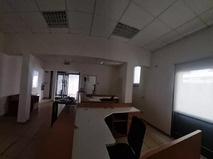 Immagine 33 di Locale commerciale in affitto  a Livorno