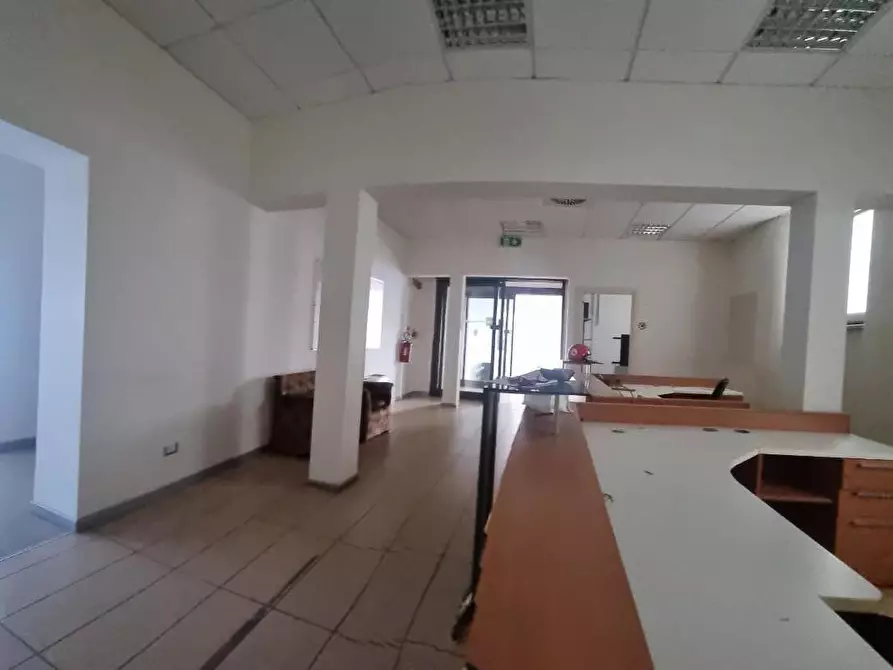 Immagine 35 di Locale commerciale in affitto  a Livorno