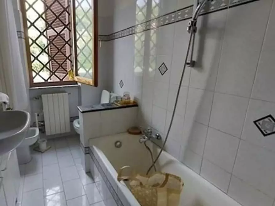 Immagine 36 di Porzione di casa in vendita  a Massa