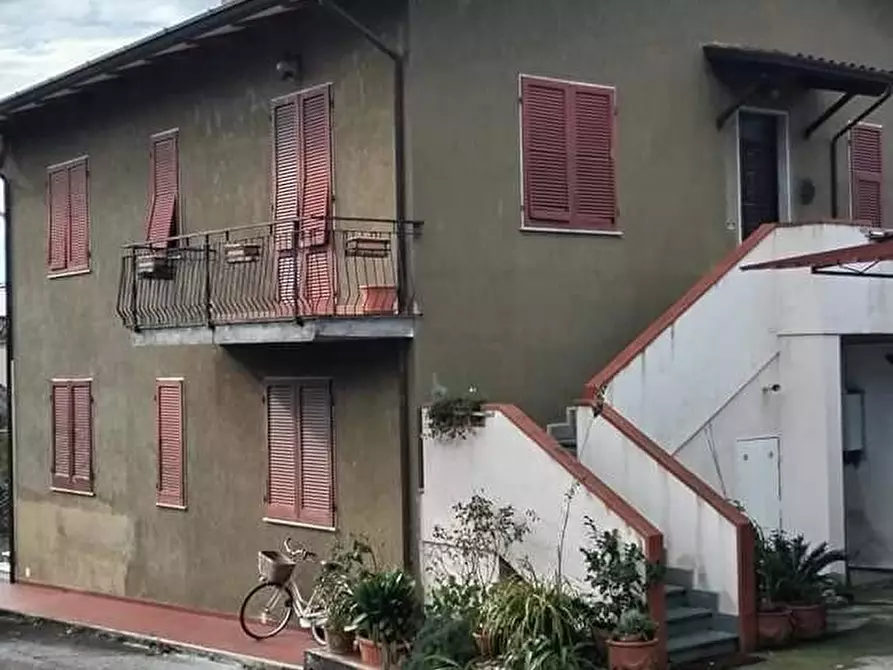 Immagine 2 di Porzione di casa in vendita  a Massa