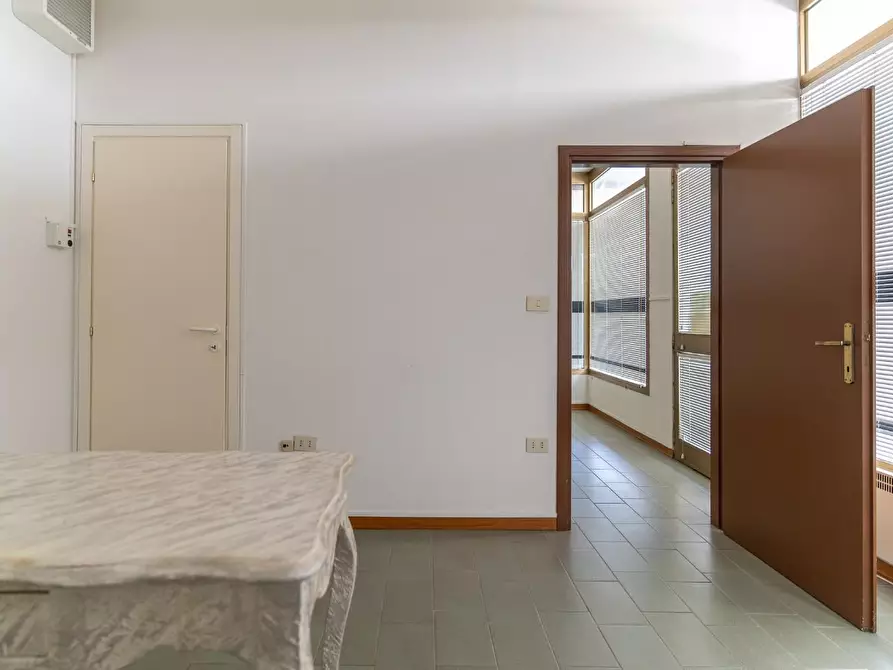 Immagine 23 di Locale commerciale in vendita  a Vinci