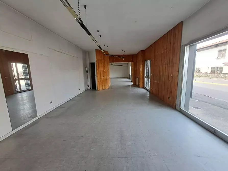 Immagine 8 di Locale commerciale in vendita  a Massa