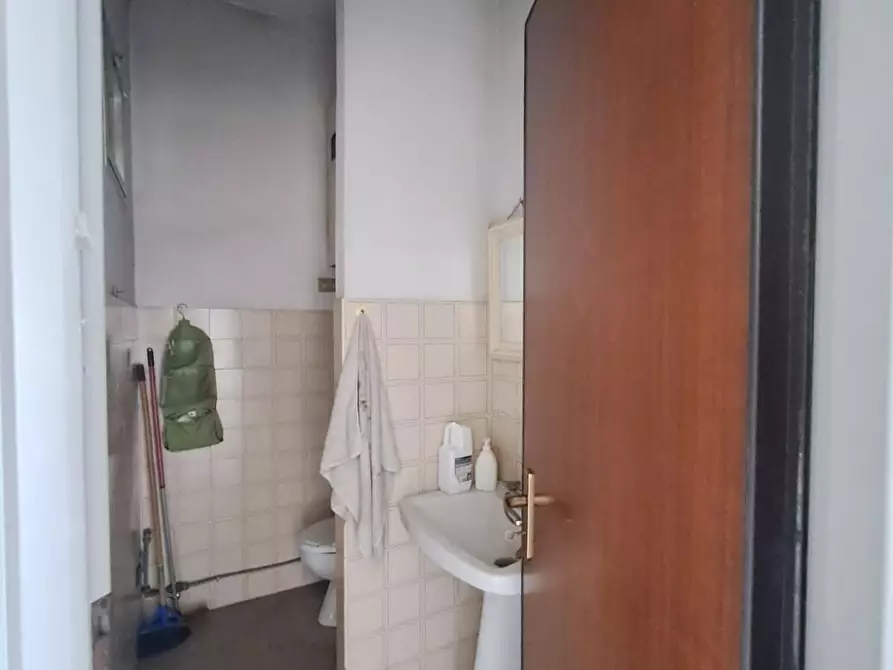 Immagine 9 di Locale commerciale in vendita  a Massa