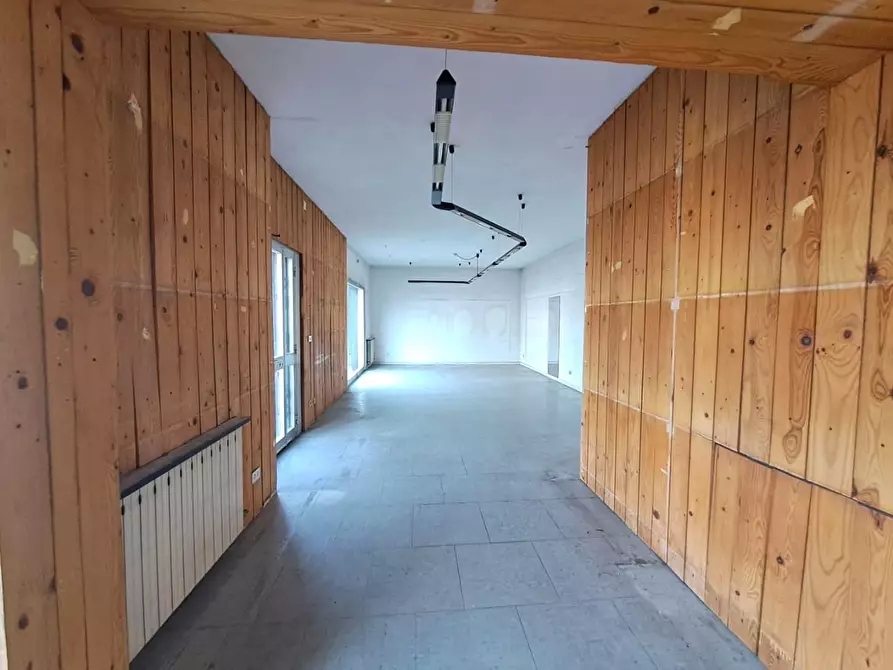 Immagine 3 di Locale commerciale in vendita  a Massa