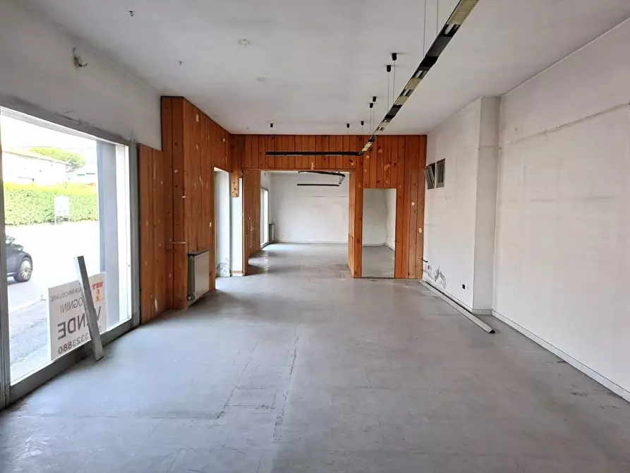 Immagine 5 di Locale commerciale in vendita  a Massa