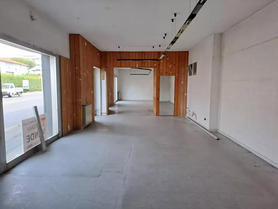 Immagine 4 di Locale commerciale in vendita  a Massa