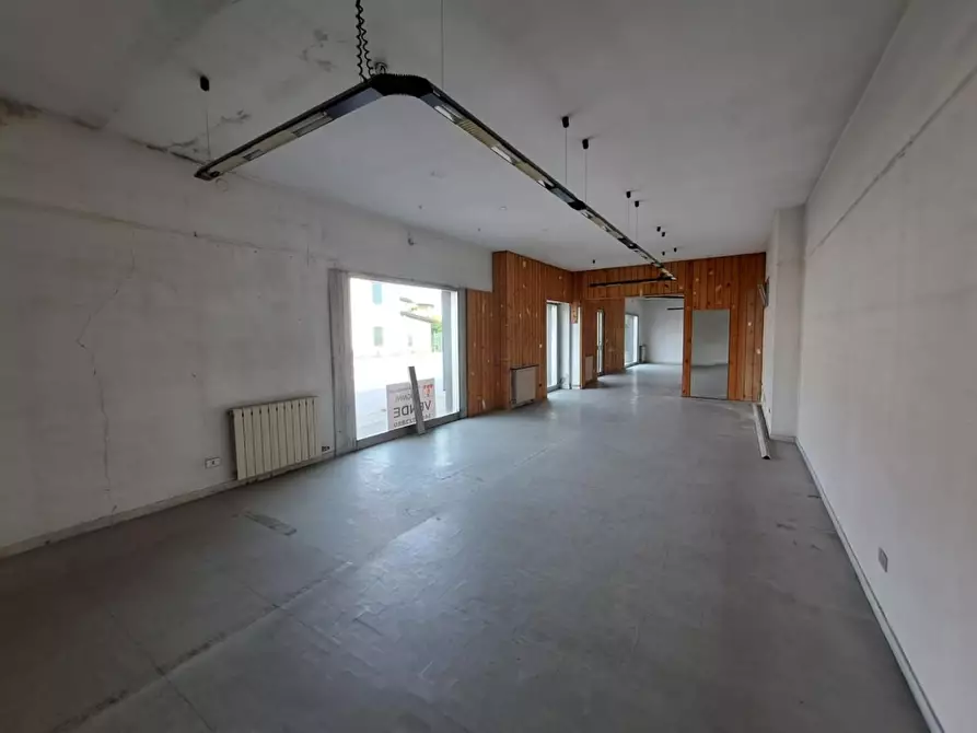 Immagine 7 di Locale commerciale in vendita  a Massa