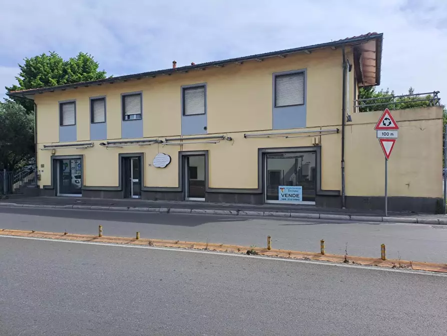 Immagine 15 di Locale commerciale in vendita  a Massa