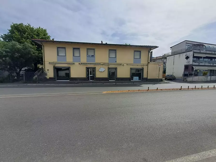 Immagine 14 di Locale commerciale in vendita  a Massa