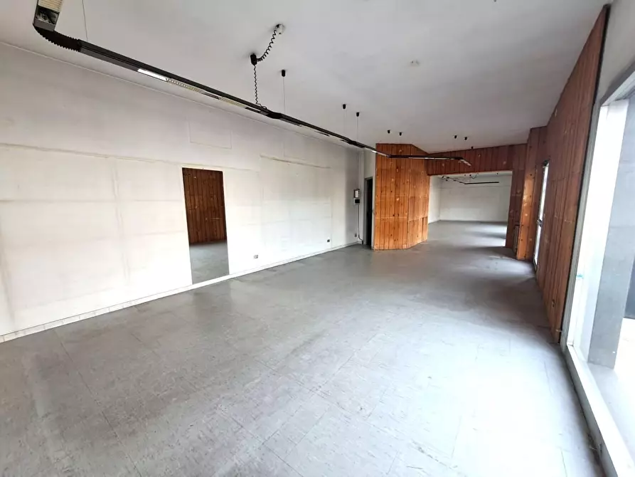 Immagine 12 di Locale commerciale in vendita  a Massa